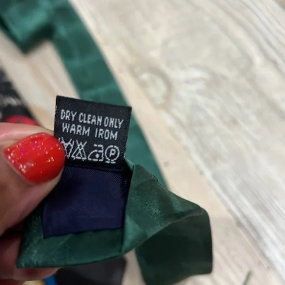 DISNEY CHRISTMAS Men Neck Tie Atlas‎ Design Mickey Mouse Santa Caroling W4" L57" - Picture 7 of 7